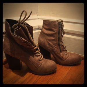 Loose ankle boots